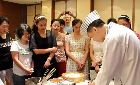 管理者要勇于当“影帝”,五个“小动作”提升餐厅回客率!