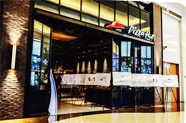 必胜客玩了半辈子标准化，为何开始玩“花”了?