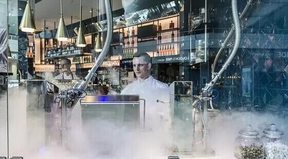 国际机场的咖啡馆，主要看气质