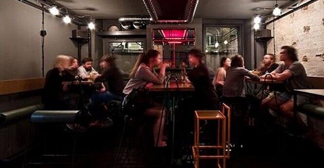 废弃地下室最适合被改造成小酒吧