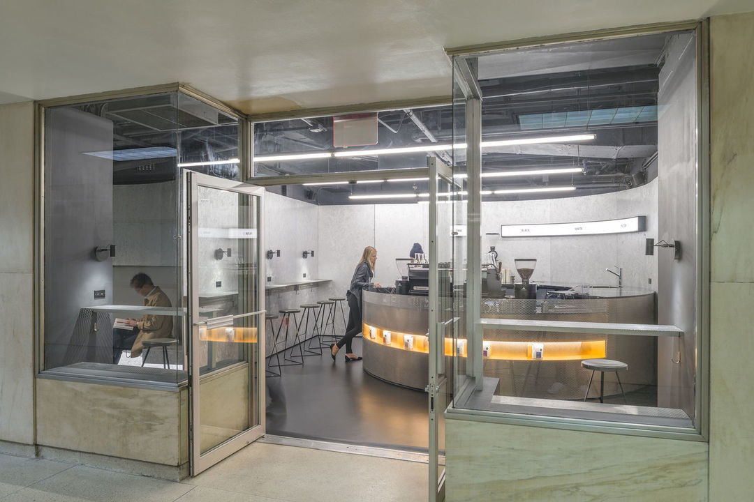 这家咖啡馆开在了地铁站里