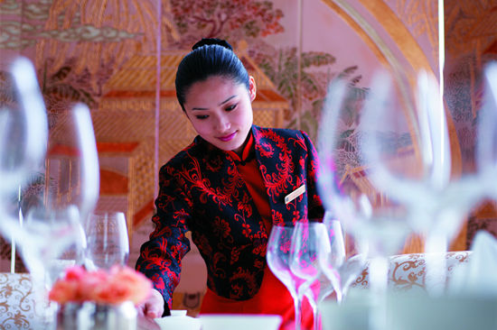 去一家餐厅用餐，你遇到过哪些尴尬的服务？