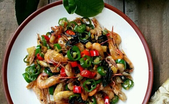 紫苏双椒炒河虾