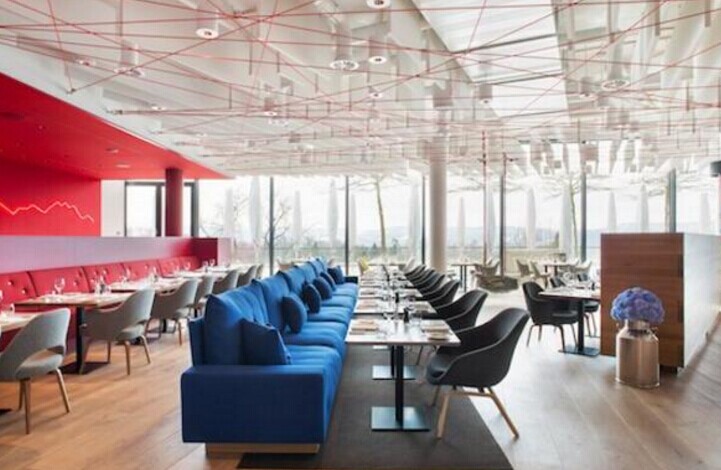 在这家餐厅，无论坐在哪个角落都能看见风景