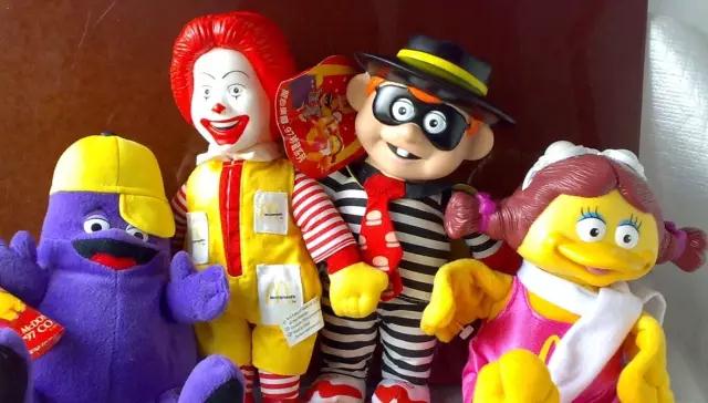 ＂美食堂＂餐厅歇业 近30名员工为讨薪＂坚守＂店中