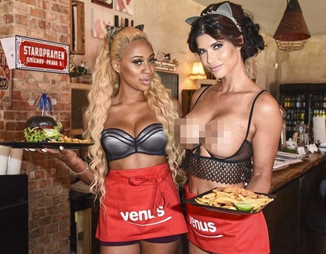 德国现裸体餐厅服务员裸上身服务 食客脱上衣可领免费饮料的服务你满意吗？