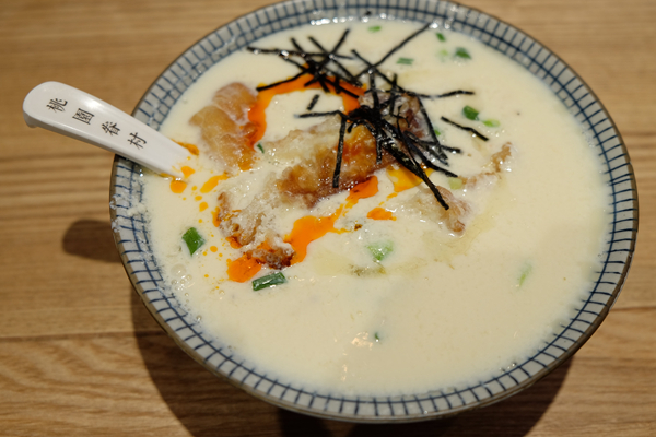 一碗豆浆12元，两只包子26元…在餐饮寒冬，它靠什么让顾客络绎不绝