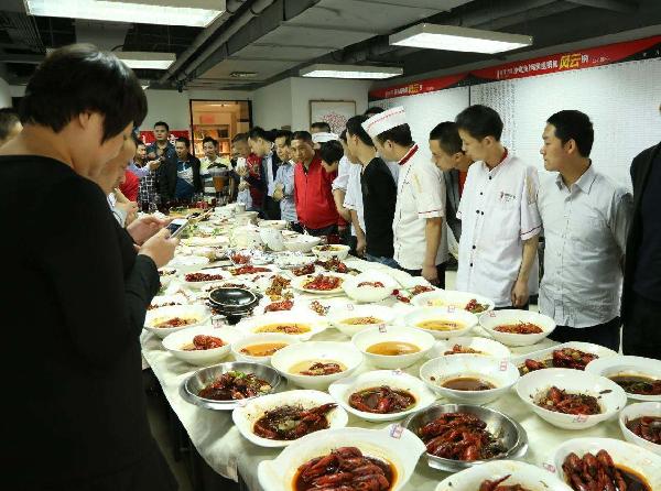 打造“白粉级”餐饮爆品，这个品类让他一年疯卖4个亿