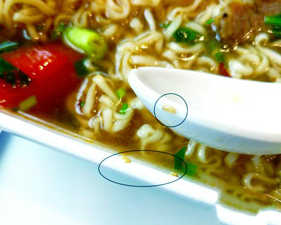 顾客吃面发现疑蛆幼虫 餐厅辩称是面粉判赔千元