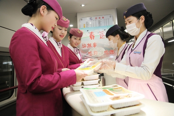 探访高铁盒饭生产基地:15元的仍生产 45元的最多