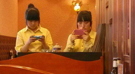 员工上班时间玩手机，餐饮老板该怎么办？