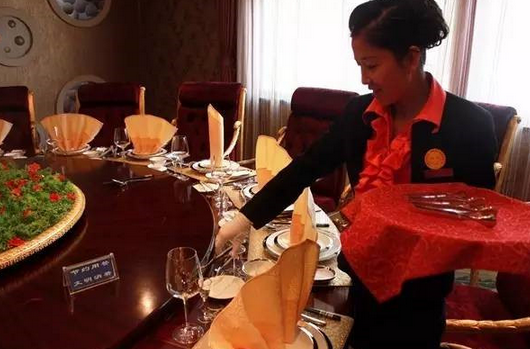 餐厅的老员工不服管，应该怎么办？