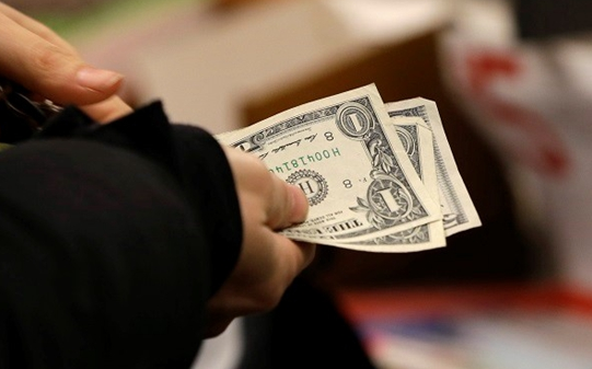 不留小费就走？在英国餐厅千万别这么做！