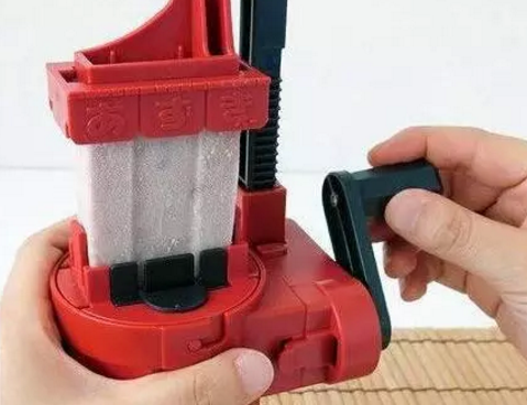 单凭一个“硬”字，每年大约售出 2.5 亿根，成为日本国民冷饮