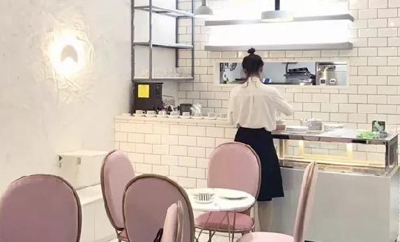 餐厅前台菜单设计得好，顾客抬头就会点单