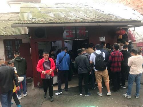 这家开了35年的老长沙米粉店，6块钱一碗，6点就开始排队了|餐饮界