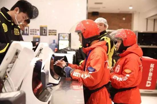 堂食向左、外卖向右，餐饮人正在被撕裂......你在哪边？