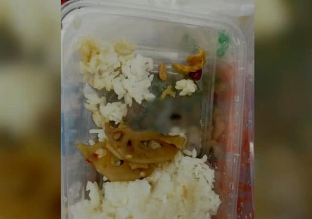 外卖里现老鼠屎，餐厅退款却不承认饭菜里会有老鼠屎