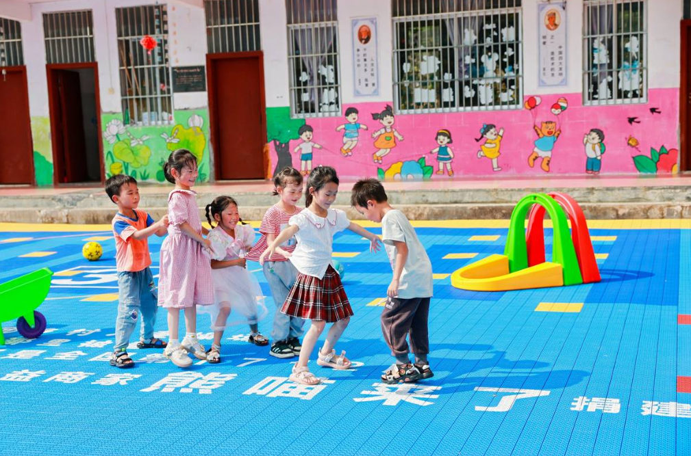 大山里的孩子，有了彩色新操场