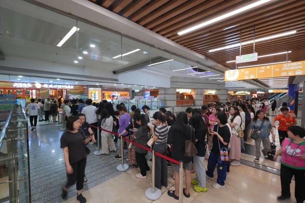 登顶热搜，这家烤肉店凭何让顶流商圈为之疯狂？