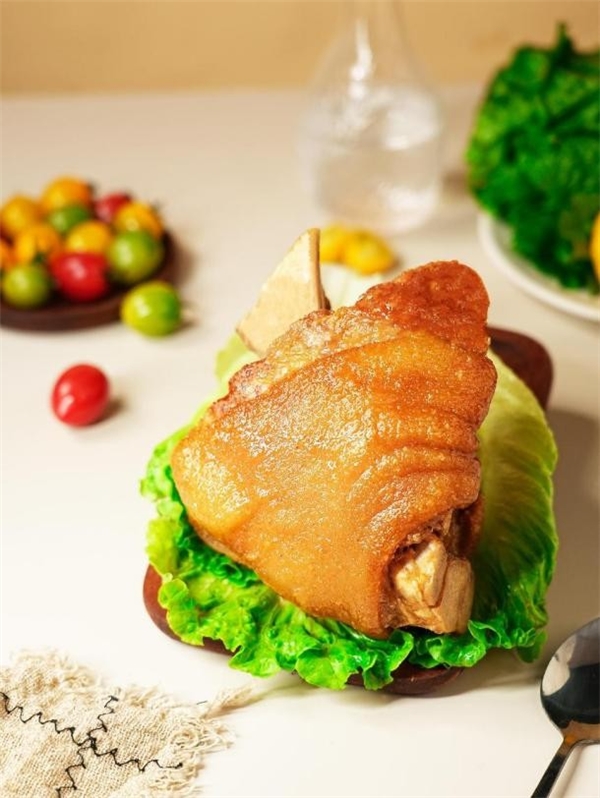 百年非遗焕新味 —— 孙卤匠椒盐蹄膀荣膺2025中国新食材品类冠军称号