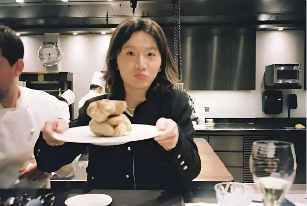 好利来“千金”上热搜!现在的餐饮老板都去“内娱”闯了?